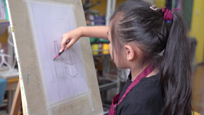 小女生学生正在画画
