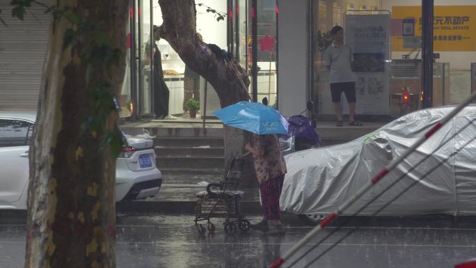 雨中独自行走的老人