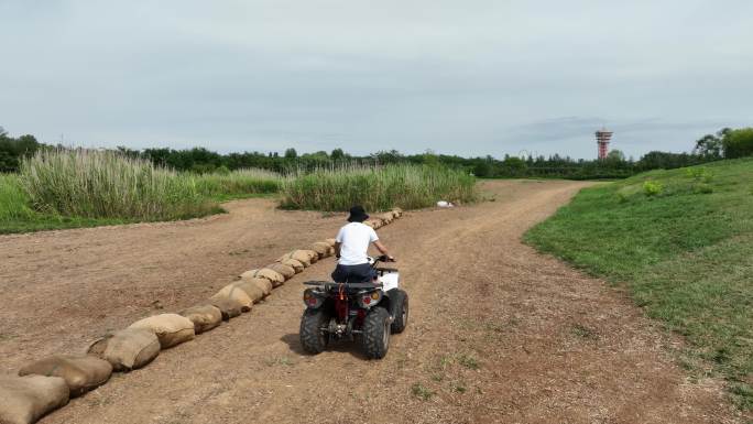 男子驾驶卡丁车男子越野摩托车户外运动摩托