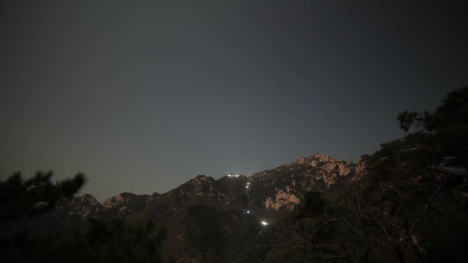 夜晚星空下的泰山延时摄影