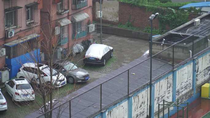 雨中楼房小区停车场下雨