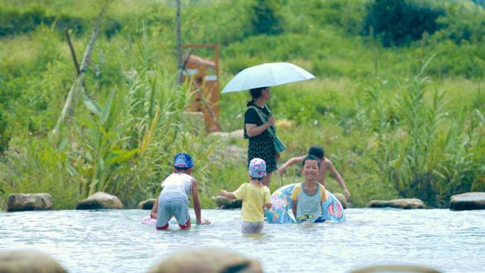 户外旅行郊游露营搭帐篷 一家人