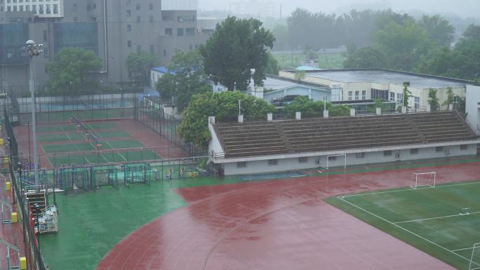 暴雨中下雨时的操场跑道