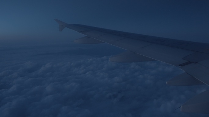 4k飞机舱外渐暗的云层