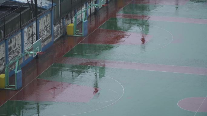 塑胶场地积水雨水雨后倒影篮球场