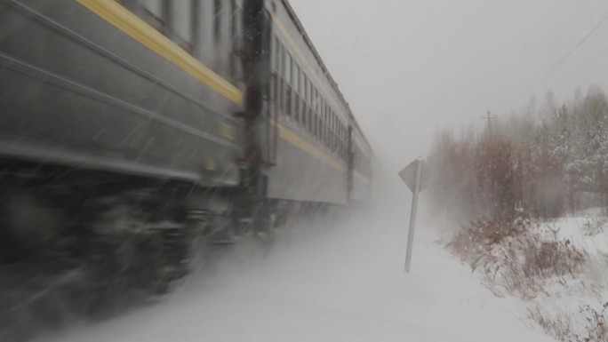 大雪中行驶的火车