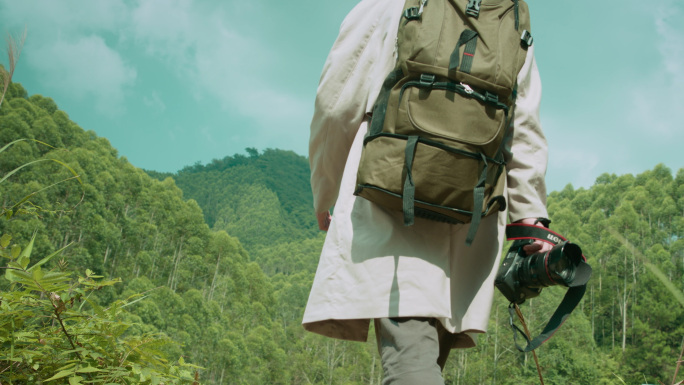 森林徒步大自然唯美光影探索 背包客设计师