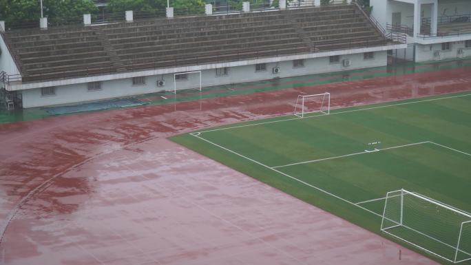 暴雨中下雨时的操场跑道