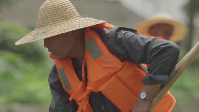 原创环卫工人河道清洁修建树木打扫街上落叶