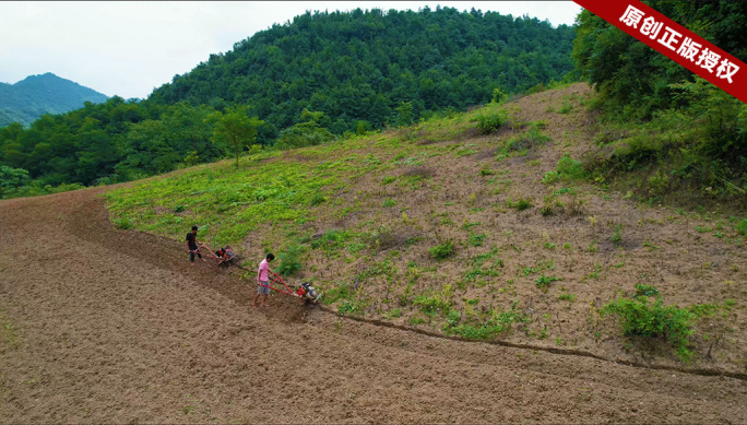 农村农民旋耕机耕地 乡村耕地 农田种植