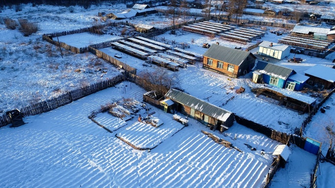 航拍大兴安岭雪村人家