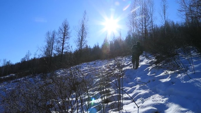 松岭地区大雪地中的艰难行走