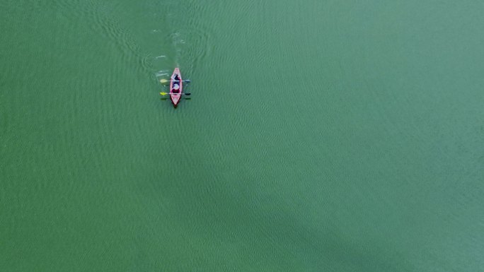碧绿色湖中小船 一叶扁舟