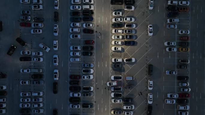 西安欢乐谷停车场航拍停车位汽车消费市场