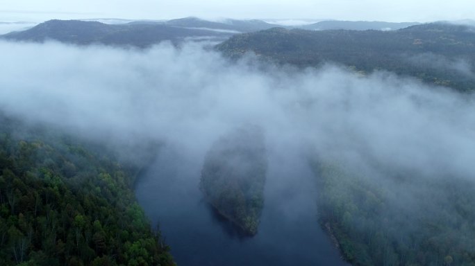 航拍下雨时山林河湾云雾