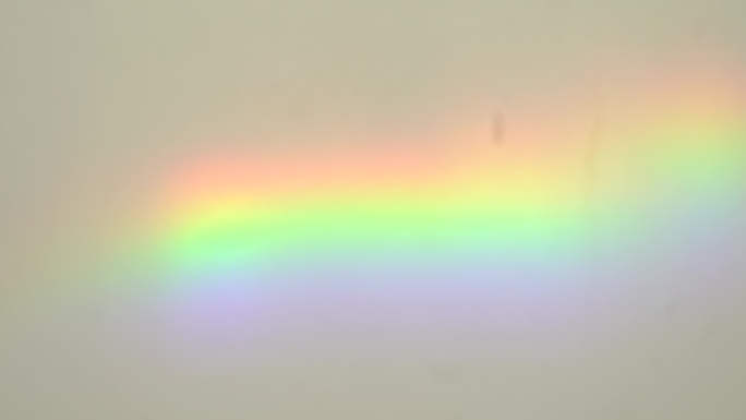 白墙上的彩虹光影