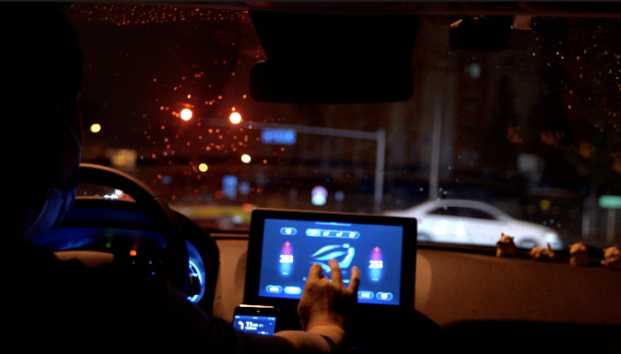 深夜 下雨天 出租车 网约车 孤独的人
