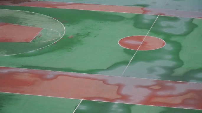 积水的雨后篮球场塑胶运动场