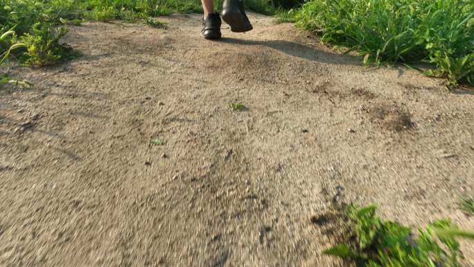 徒步一个人走路旅拍vlog爬山脚部特写