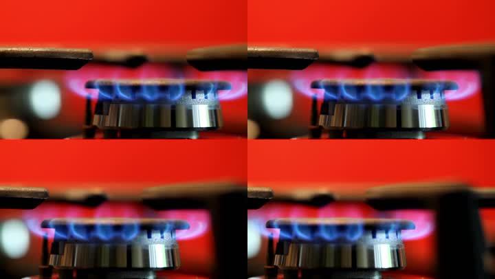 炉灶上燃烧的煤气。