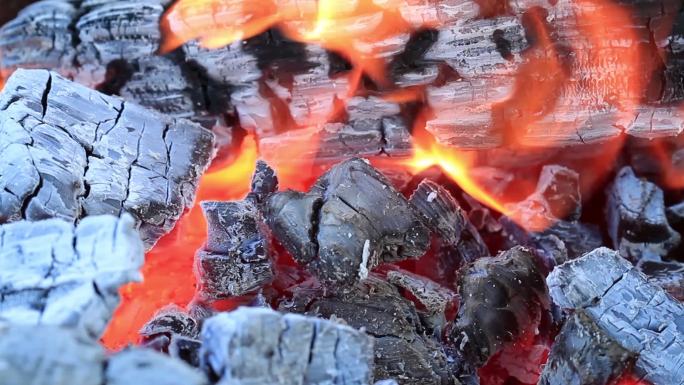 火盆起火。烤肉时取暖。
