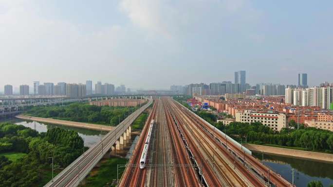 河南郑州高铁动车复兴号和谐号