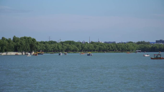 昆明湖湖水景区游船划船颐和园