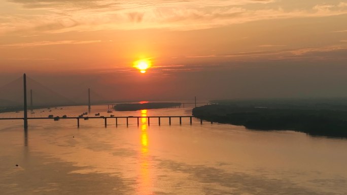 夕阳西下背景的跨江大桥