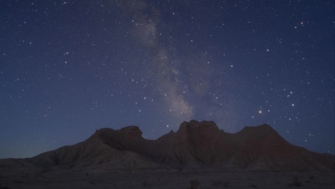 沙漠上的奇山火星山星空延时摄影短视频素材