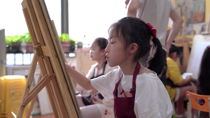 双减之后校外培训素质教育场景孩子在画画