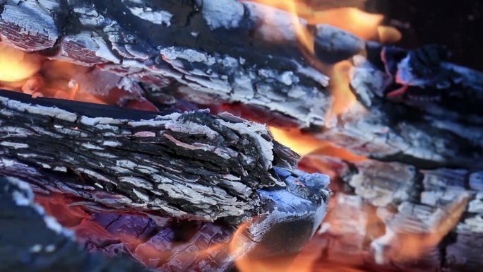 火盆起火。烤肉取暖