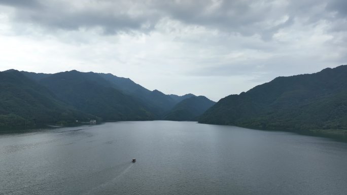 桂林四面环山的湖面上行驶的船
