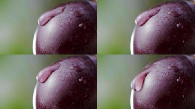 葡萄上一滴水滴落划过
