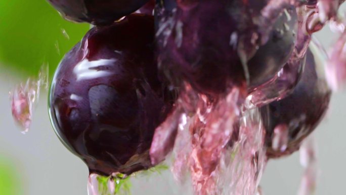 葡萄汁从葡萄中流出