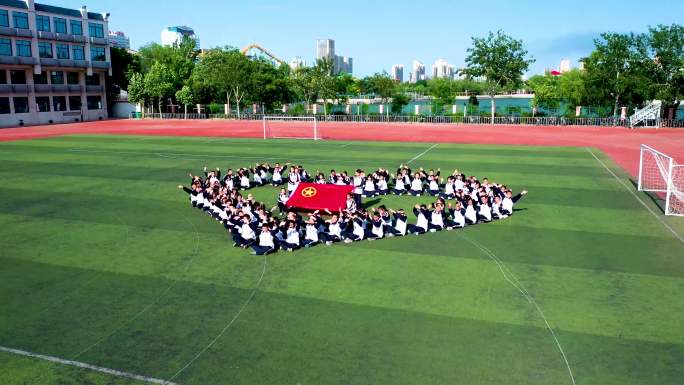 中学校园 学校操场 共青团 建团百周年