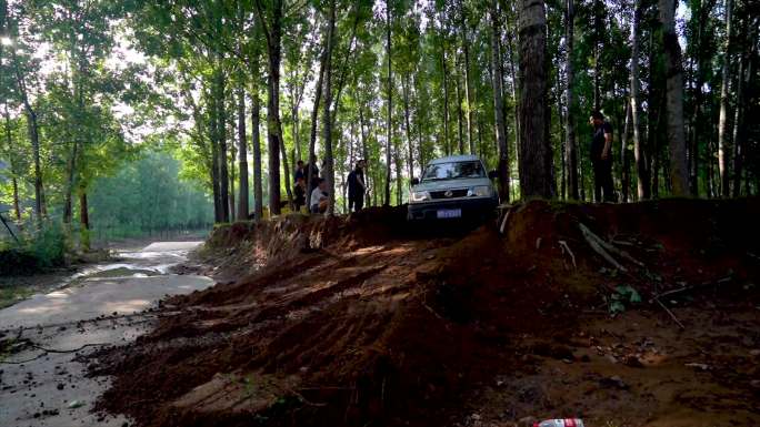 越野车行驶在乡间道路b