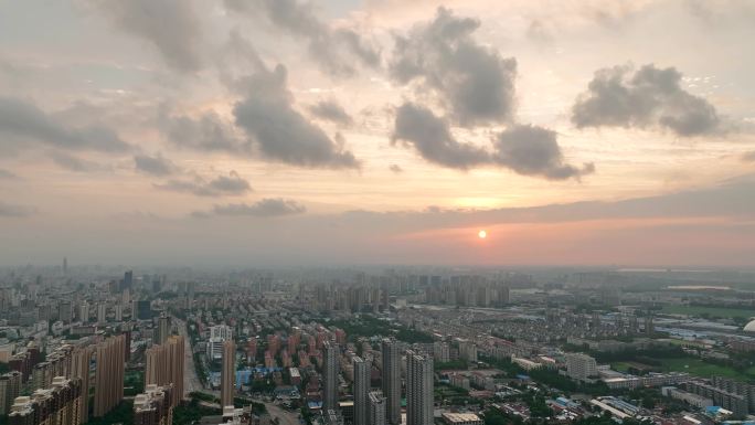 城市上空一组彩云翻滚的夕阳延时摄影