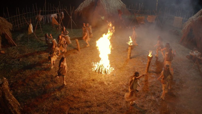 远古人部落篝火庆祝吹奏跳舞欢歌手舞足蹈