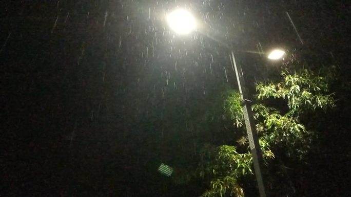 伤感下雨视频素材雨中路灯雨夜伤感冷清伤感