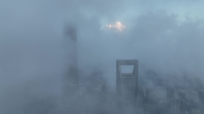 4K原素材-穿越云雾的陆家嘴摩天大楼