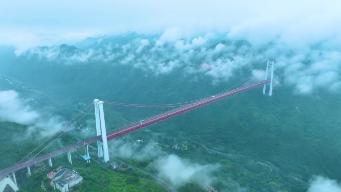 航拍云雾中的关岭坝陵河大桥