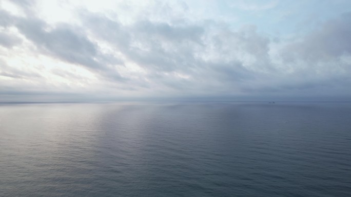 平静海面天空云彩海天一色海洋天际简洁蓝色