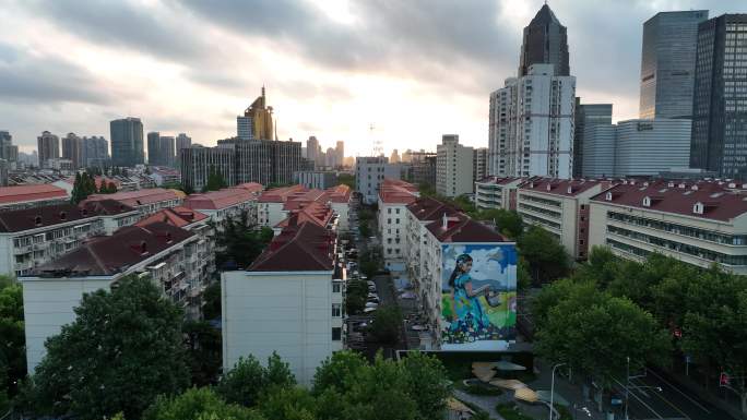 4K原素材-航拍上海早晨、居民楼上宣传画