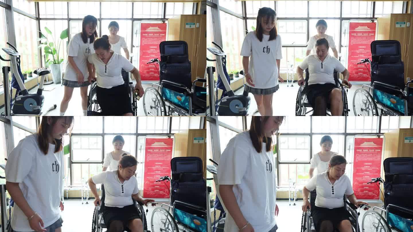 女大学生向老年人推销轮椅