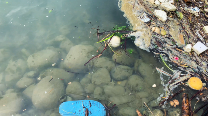 河水污染垃圾漂浮物