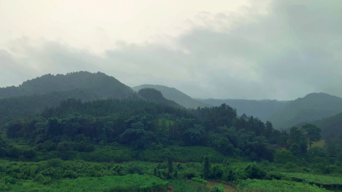 山里下雨风景