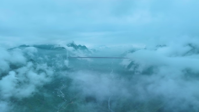 航拍云雾中的关岭坝陵河大桥