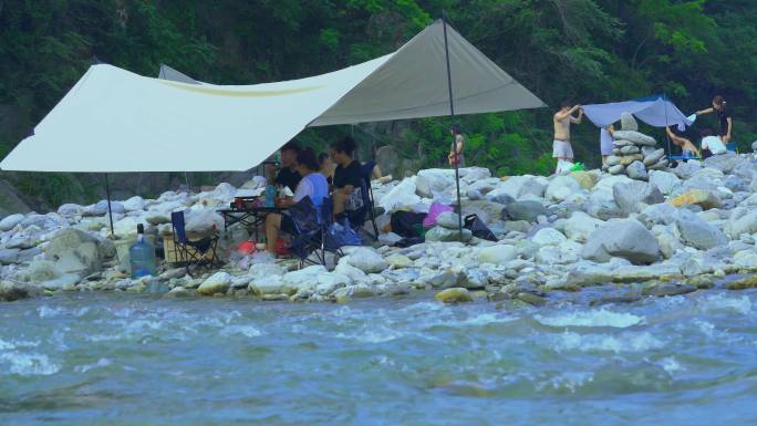 夏季河边搭帐篷玩水避暑