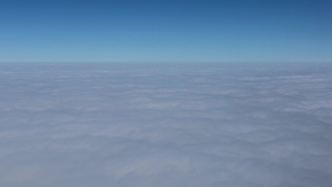 飞机在云层上空飞行