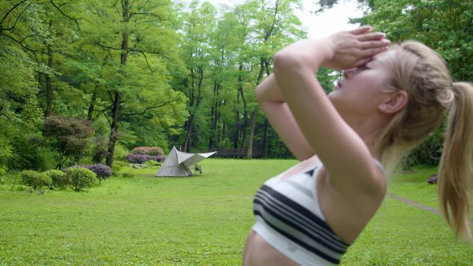 美女在公园草地上瑜伽锻炼身体